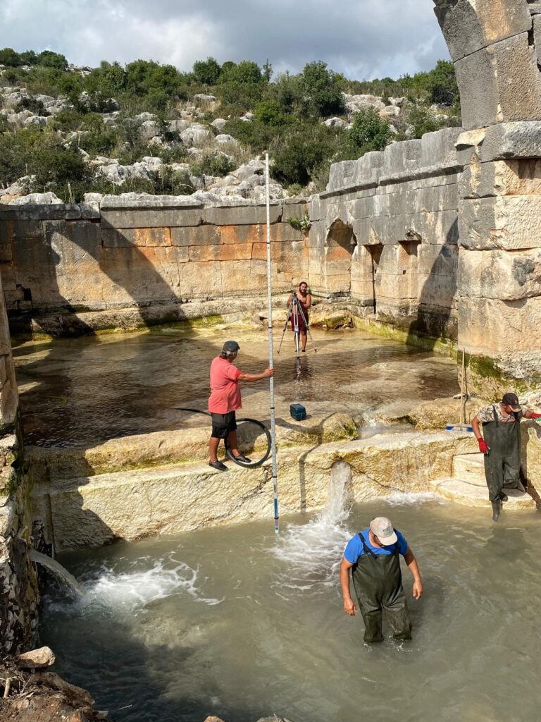 Image Credit: IHA. Publicada en https://www.anatolianarchaeology.net/a-long-hidden-roman-thermal-complex-emerges-at-myra-after-15-years-of-delay/